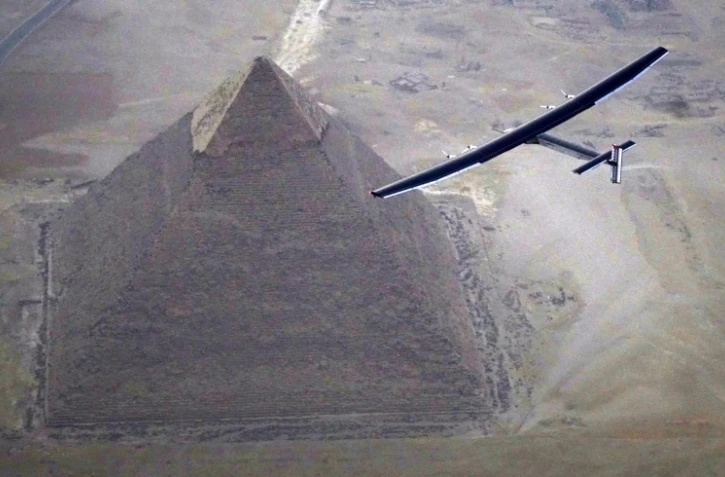 Solar Impulse 2, piloté par André Borschberg, vole au dessus des pyramides de Gizeh le 13 juillet 2016 en Egypte