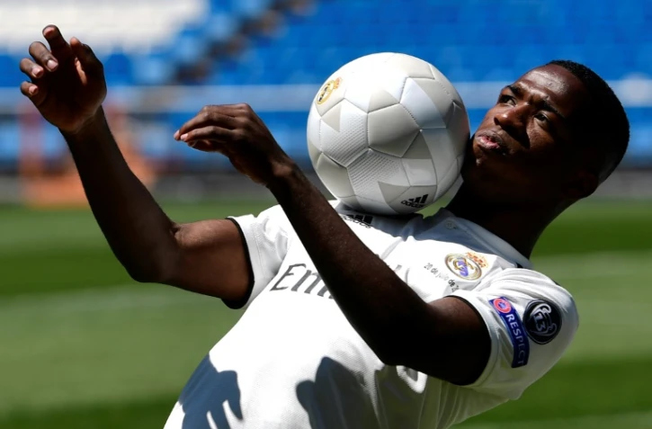 Le jeune footballeur prodige brésilien Vinicius Junior arrive au Real Madrid et est officiellement présenté au stade Santiago Bernabeu de Madrid le 20 juillet 2018 