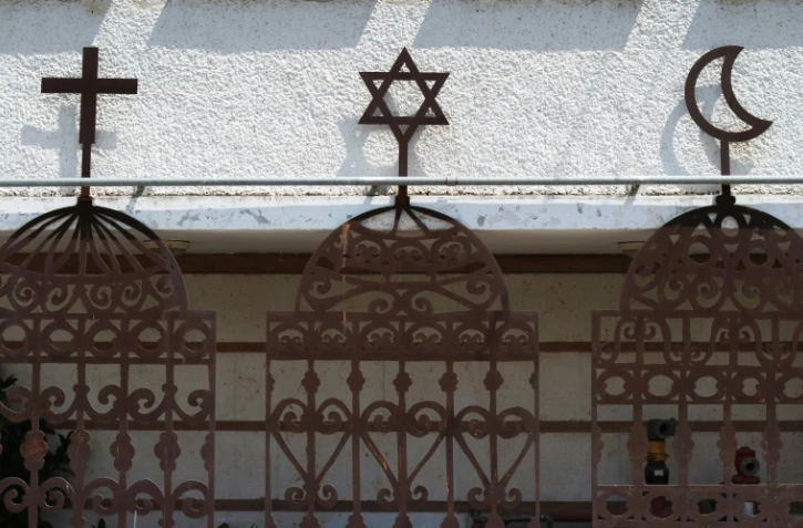 La croix, l'étoile de David et le croissant, symboles des trois religions monothéistes, le christianisme, le judaïsme et l'islam