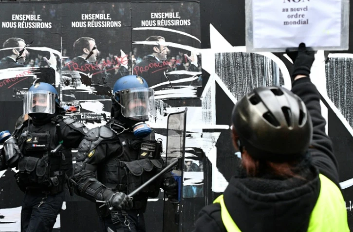 Un manifestant face aux forces de l'ordre lors de la manifestation contre la loi Sécurité globale, le 5 décembre 2020 à Paris