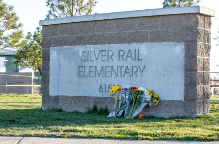 Des fleurs déposées au lendemain d’une fusillade survenue à l’école primaire Silver Rail, à Bend, le 16 octobre 2026 dans l'Oregon