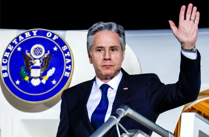 Le secrétaire d'Etat américain Antony Blinken salue de la main à son arrivée à Abu Dhabi le 7 janvier 2024, lors de son voyage d'une semaine visant à apaiser les tensions au Moyen-Orient