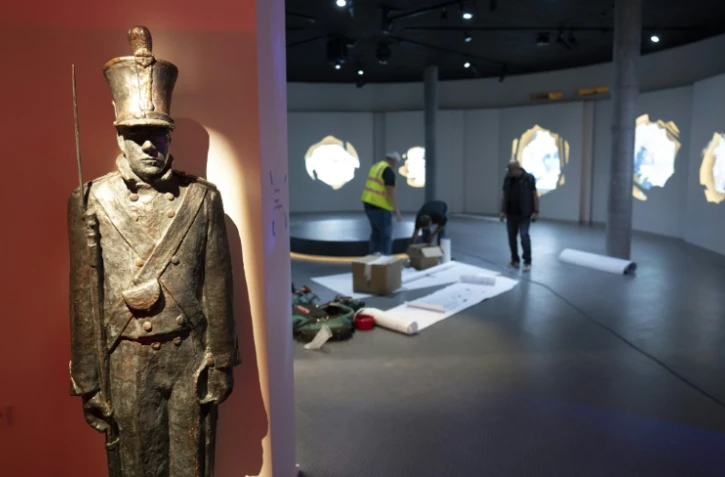 Des ouvriers mettent une dernière touche au musée Andersen le 20 juin 2021, avant l'inauguration, à Odense, au Danemark