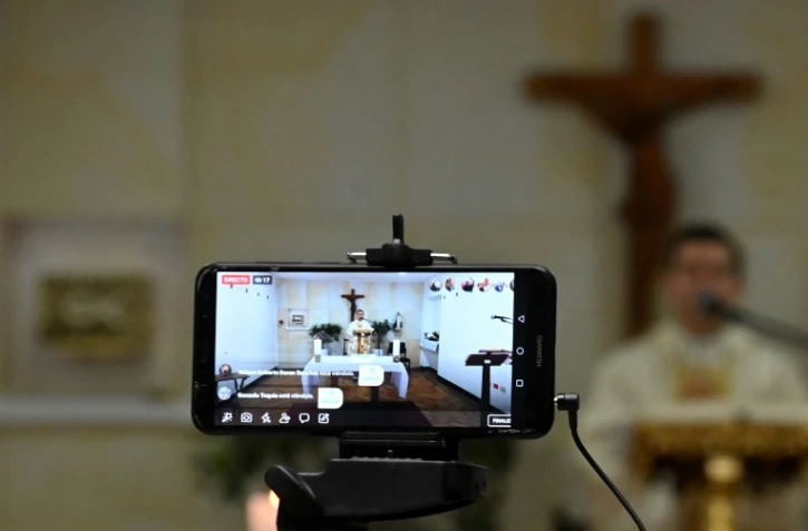 Un prêtre célèbre une messe en ligne à Bogota, le 9 avril 2020 en Colombie