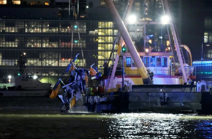 L'épave d'un hélicoptère sortie de l'eau après un crash dans le fleuve Hudson, le 10 avril 2025 à Jersey City, dans le New Jersey