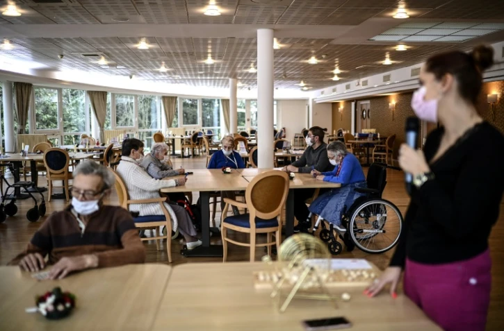 Des résidents de l'Ehpad La résidence de l'Abbaye à Saint-Maur-des-Fossés, près de Paris, jouent au bingo le 22 mars 2021