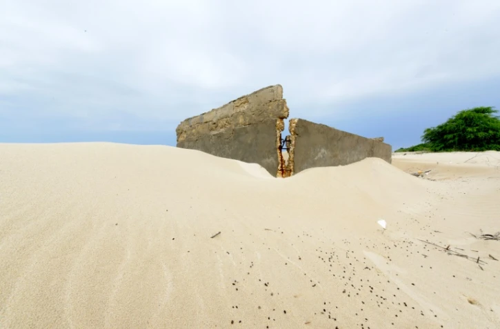Ruines d'une maison du village abandonné de Doune Baba Dièye, près de Saint-Louis du Sénégal, le 26 octobre 2015