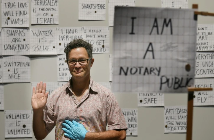 L'artiste américain Paul Ramirez Jonas à Bâle dans le cadre d'une performance intitulée "Faits Alternatifs" à Bâle, en Suisse, le 14 juin 2018