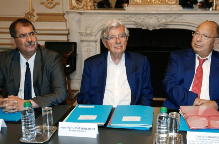 (De G à D), Anouar Kbibech président du Conseil français du culte musulman, l'ancien ministre Jean-Pierre Chevènement et le recteur de la Mosquée de Paris, Dalil Boubaker à Paris le 29 août 2016