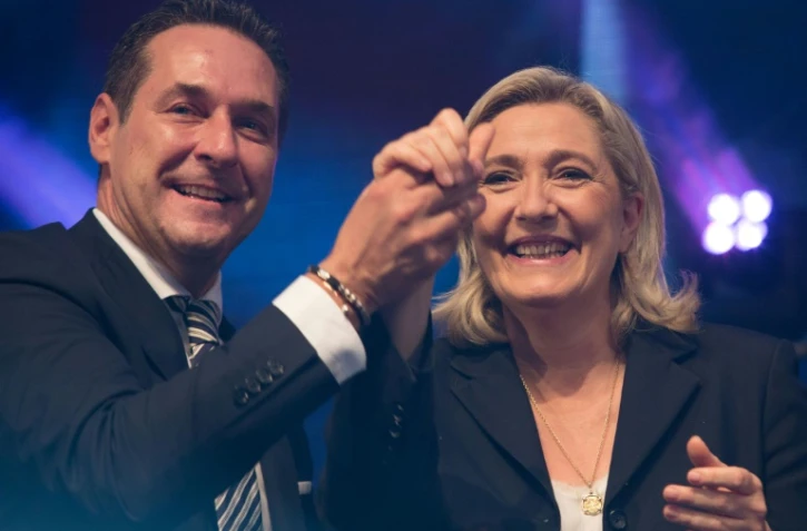 Le leader du FPO autrichien Heinz-Christian Strache (à gauche) et Marine Le Pen posent à Voesendorf en Autriche le 17 juin 2016