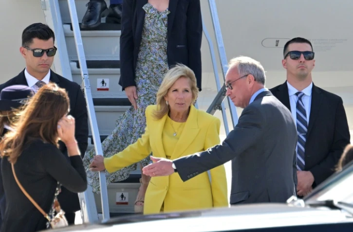 La Première dame américaine Jill Biden (en jaune) reçue à l'aéroport d'Orly, en banlieue parisienne, le 24 juillet 2023