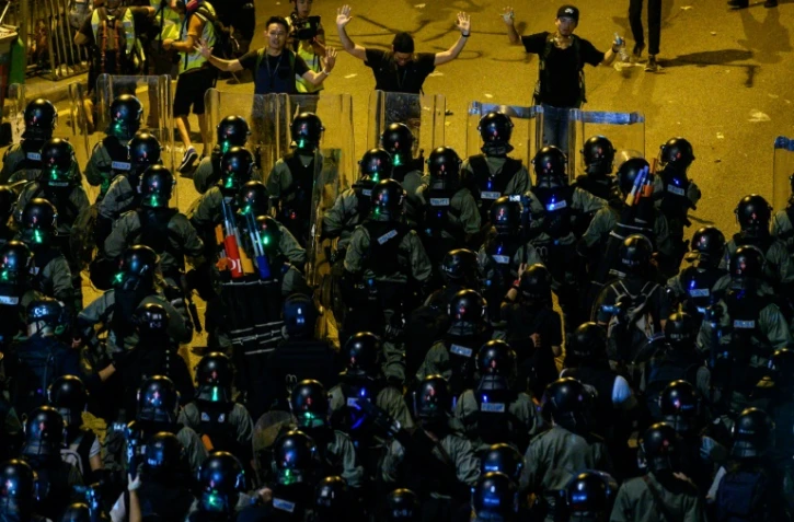 La police de Hong Kong disperse des manifestants à Yuen Long le 27 juillet 2019