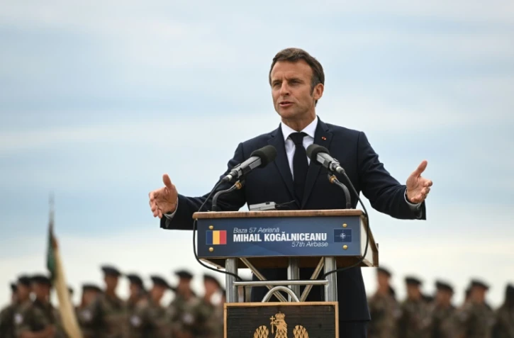 Le président Emmanuel Macron à la base aérienne de Constanta (Roumanie), le 15 juin 2022