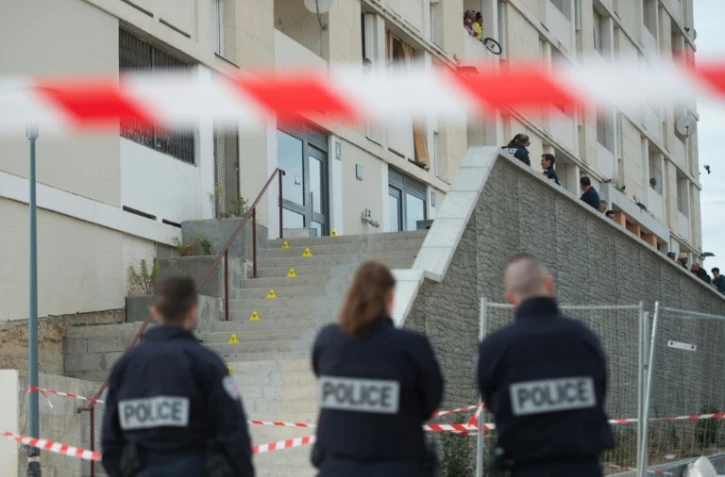 Des policiers surveillent le lieu où un jeune a été tué dans une cité du nord de Marseille en 2017