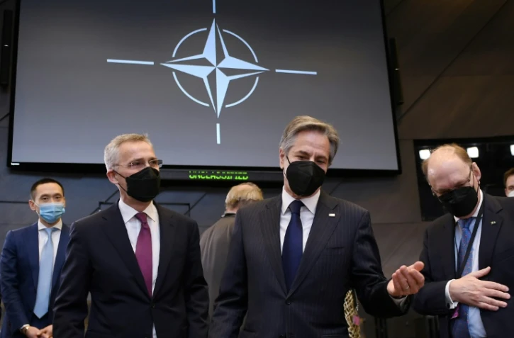 Le secrétaire d'Etat américain Antony Blinken (deuxième en partant de la droite) et le secrétaire général de l'OTAN Jens Stoltenberg (deuxième en partant de la gauche) participent à une réunion au siège de l'organisation à Bruxelles, le 4 mars 2022