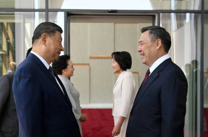 Sur cette photo diffusée par le bureau de presse présidentiel kirghize le 30 août 2026, le président du Kirghizistan, Sadyr Japarov (d.), accueille le président chinois Xi Jinping à son arrivée à Bichkek
