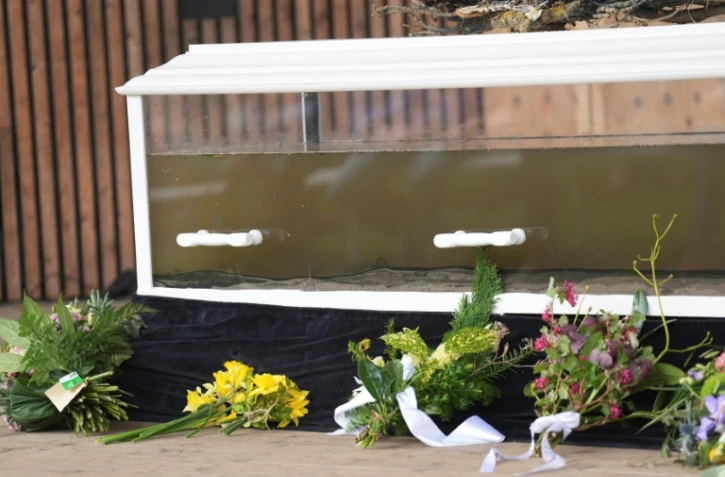 Un cercueil rempli d'eaux polluées lors de  "funérailles" d'un fjord, dont l'écosystème a été asphyxié par les activités humaines, le 6 mars 2024 à Vejle, au Danemark