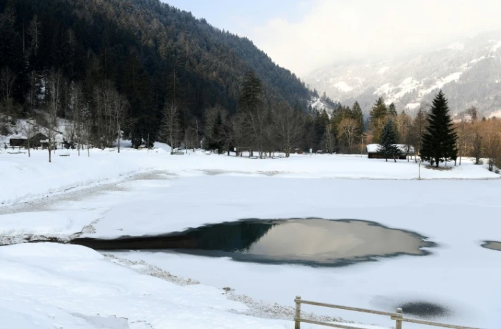 Lac partiellement gelé dans le Beaufortain, près d'Albertville, le 27 février 2018