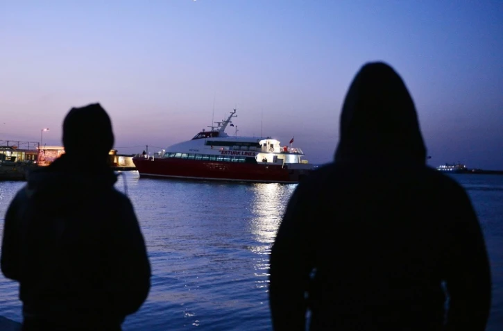 Des migrants au port grec de Chios, le 4 avril 2016