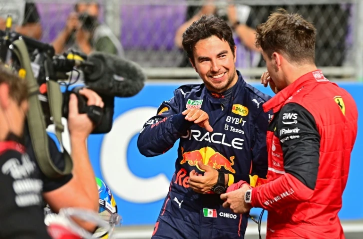 La joie du Mexican Sergio Pérez (Red Bull), auteur de la pole position devant le Monégasque Charles Leclerc (Ferrari), lors des qualifications pour le Grand Prix de Formule 1 d'Arabie saoudite, le 26 mars 2022 sur le circuit de Jeddah
