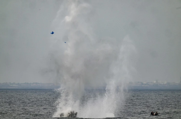 Des plongeurs déclenchent une charge explosive pour simuler la destruction d'une mine en mer Noire, lors d'un exercice au large du port roumain de Constanta, le 16 avril 2024