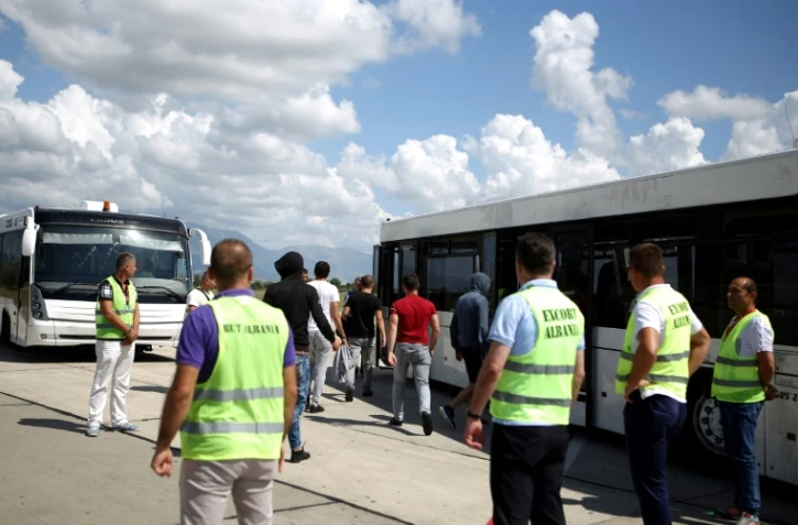 Des albanais, qui se sont vus refuser l'asile, arrivent de France et de Belgique, à l'aéroport de Tirana en Albanie, le 26 juillet 2017