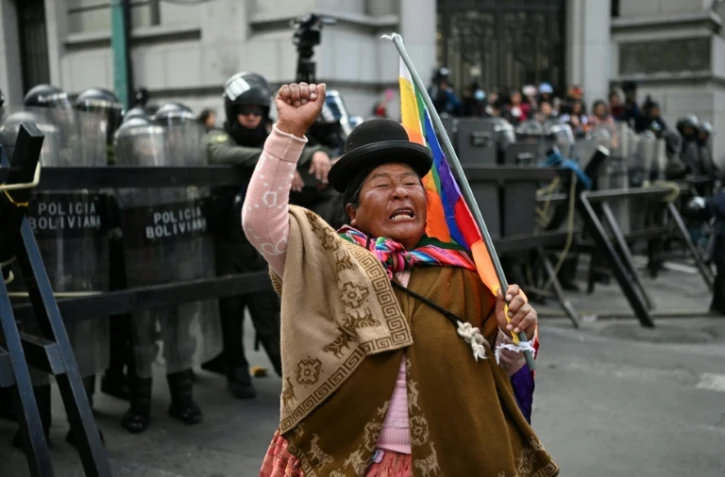 Une femme indigène face à un contingent de policiers lors d'une manifestation contre le gouvernement bolivien, à La Paz, le 27 mai 2026