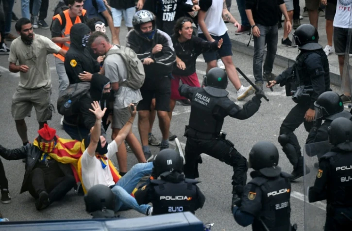 Heurts entre manifestants et policiers, le 14 octobre 2019 devant l'aéroport El Prat de Barcelone