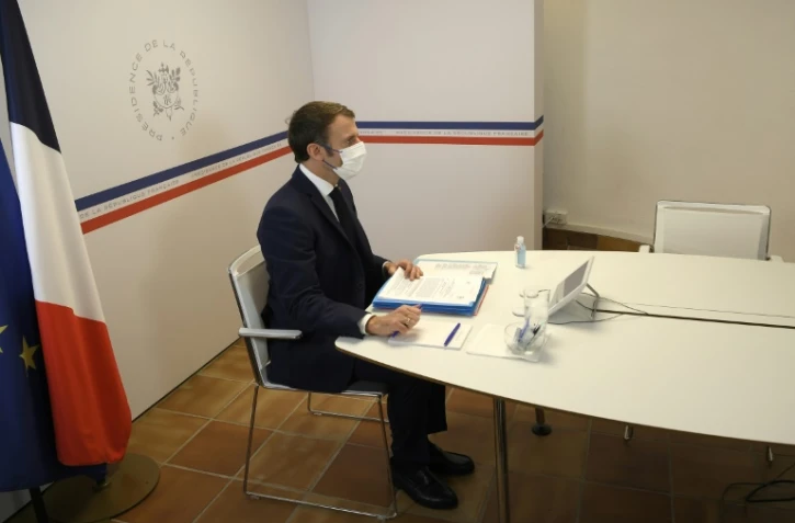 Emmanuel Macron dirige un conseil de défense sanitaire depuis la résidence de vacances présidentielles du Fort de Brégançon, à Bormes-les-Mimosas, dans le sud de la France, le 27 décembre 2021, pour discuter du nouveau pass vaccin Covid et de nouvelles mesures pour freiner la propagation de la pandémie.