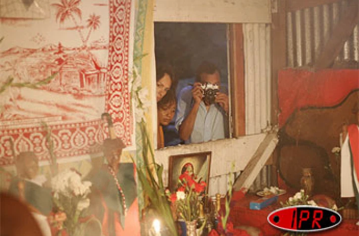 Servis malgache à Saint-Benoît -
Recueillement et fascination
Photo Bruno Bamba