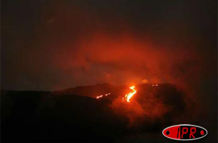 Jeudi 30 novembre 2006 - 
Le trop plein de lave continue de déborder du Dolomieu