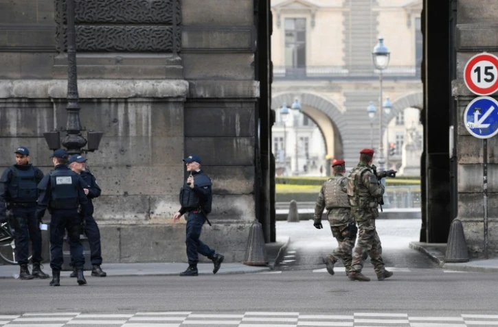 Des soldats en patrouille devant le Louvre, le 3 février 2017