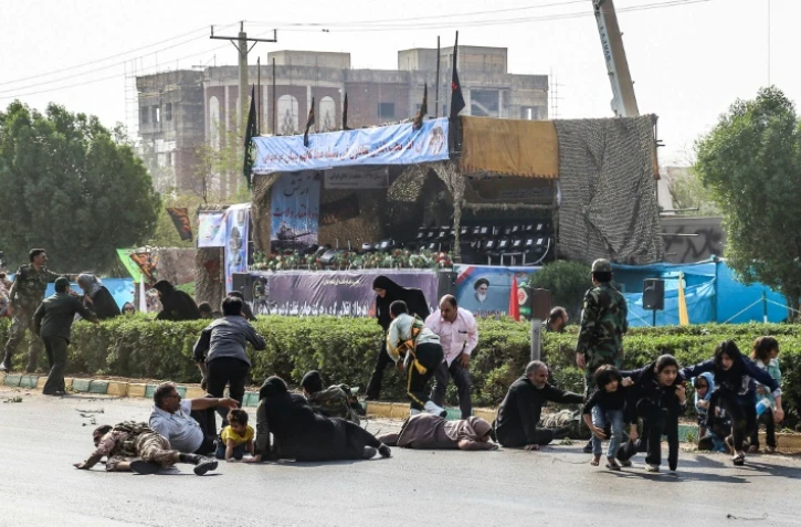 Des civils à terre lors d'un attentat à Ahvaz contre un défilé militaire, le 22 septembre 2018 en Iran