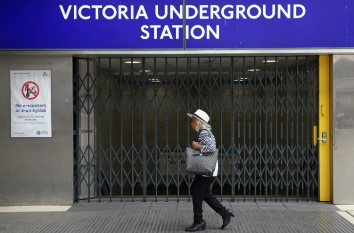 Ls grilles fermées de la station de métro Victoria, le 19 août 2022 à Londres lors d'une grève pour les salaires
