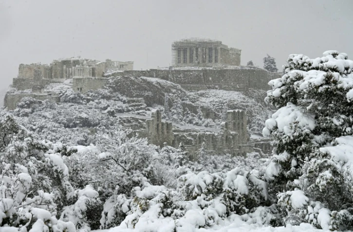 Le Parthénon, au sommet de l'Acropole recouverte de neige à Athènes le 16 février 2021