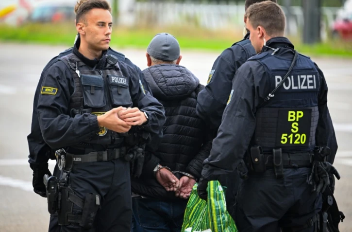 Des policiers allemands arrêtent un homme lors d'un contrôle à la frontière française à Kehl, le 16 septembre 2024