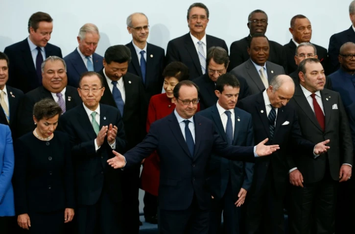 François Hollande au milieu de chefs d'Etat et de gouvernement participant à la COP21 le 30 novembre 2015 au Bourget 