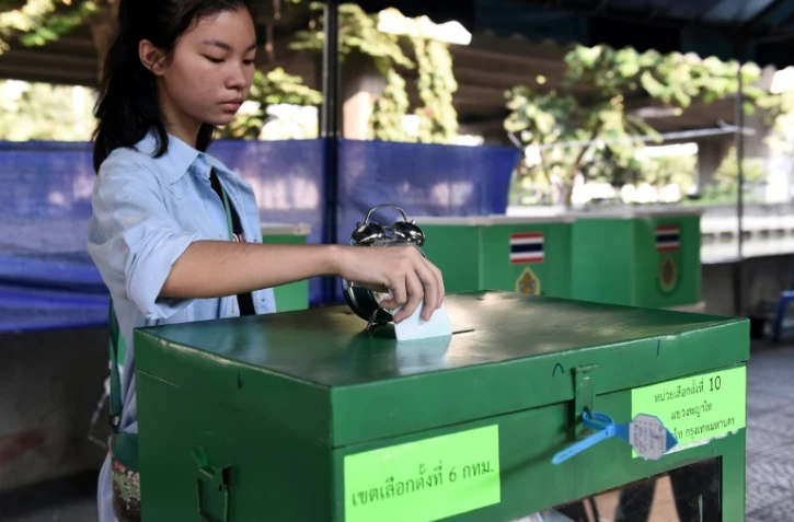 Une Thaïlandaise dépose son bulletin de vote dans une urne à Bangkok le 24 mars 2019