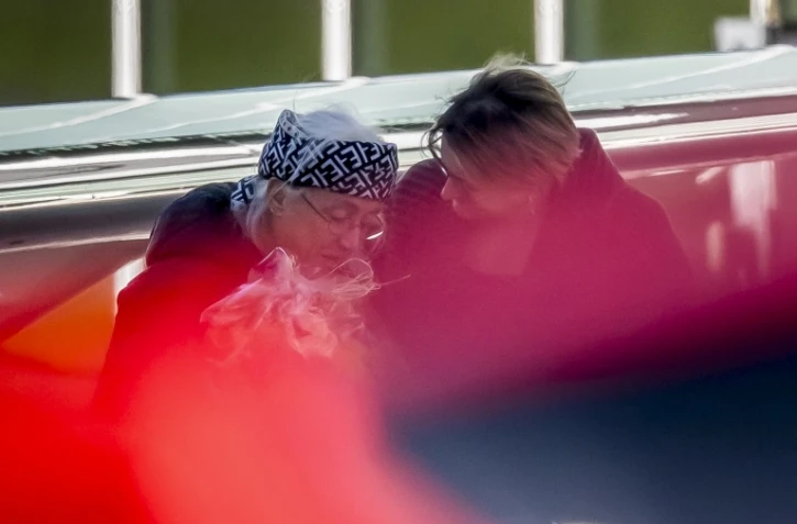 L’ex-otage suisse Claudia Abbt (g), accueillie avec des fleurs à son arrivée à l’aéroport de Belp, près de Berne, en Suisse, le 22 octobre 2026