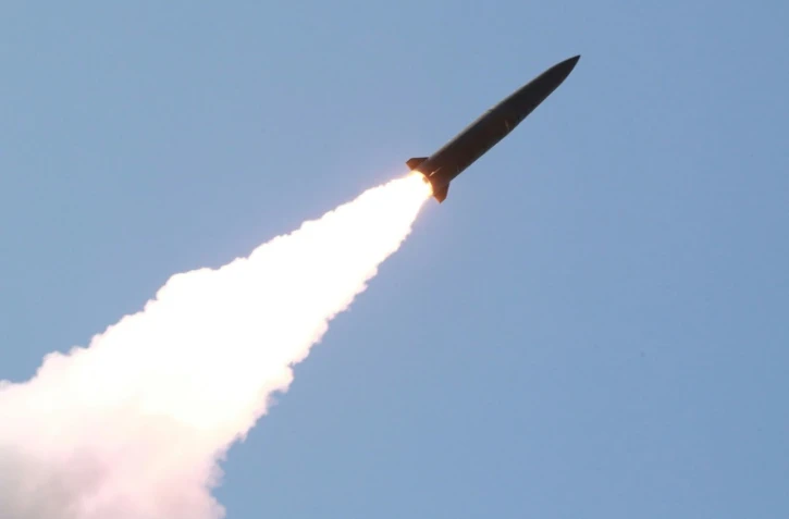 Une image publiée par l'agence officielle nord-coréenne KCNA le 10 mai 2019 montre le lancement d'un projectile dans le cadre d'un essai militaire