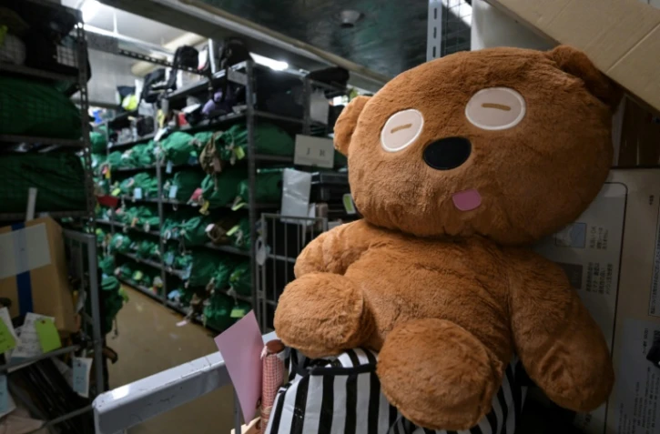 Un ours en peluche et d'autres objets perdus, stockés dans le centre des objets trouvés de la police métropolitaine de Tokyo, le 2 août 2024 dans le quartier d'Iidabashi