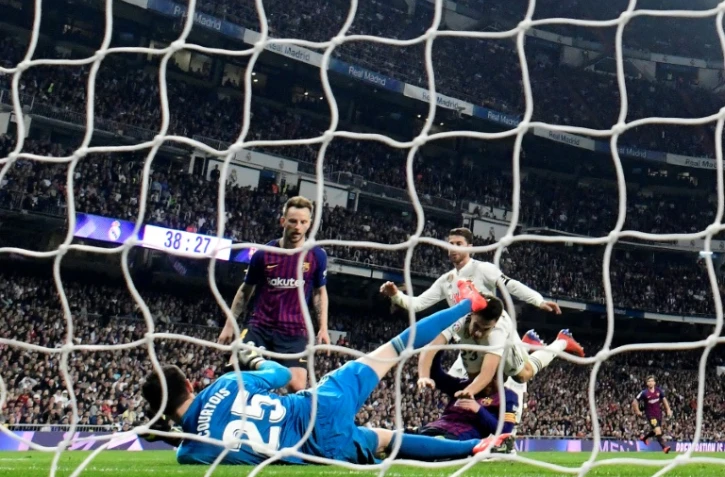 Le milieu de terrain du FC Barcelone Ivan Rakitic (c) buteur lors de la victoire sur le Real Madrid au stade Santiago Bernabeu le 2 mars 2019