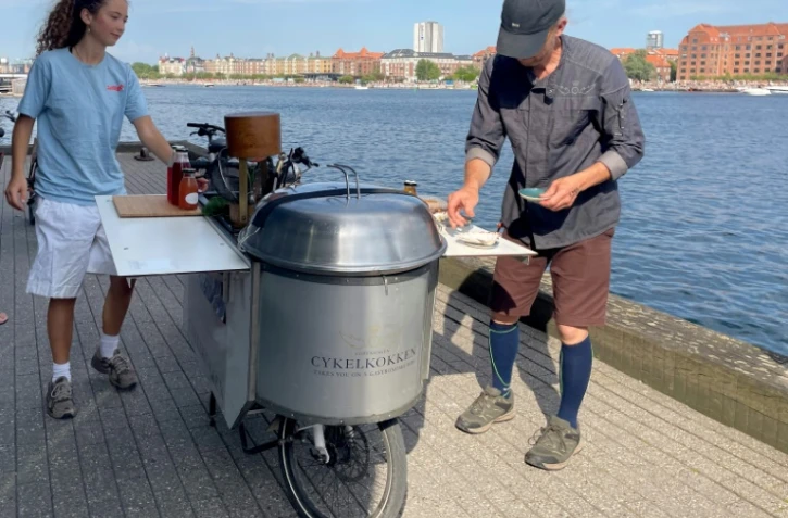 Le chef danois Morten Kryger Wulff propose des balades gastronomiques à vélo à travers Copenhague, le 2 juillet 2025 