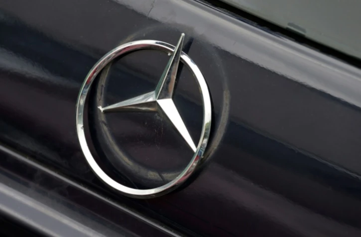 Le ministère allemand des Transports a ordonné lundi le rappel immédiat à travers l'Europe de 774.000 Mercedes, des véhicules équipés de logiciels capables de fausser les niveaux d'émissions