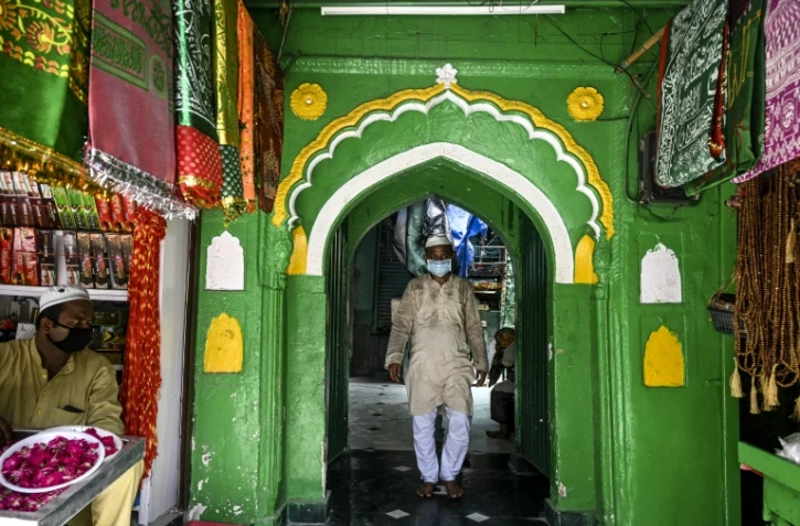 Un fidèle musulman au sanctuaire Dargah de Nizamuddin, à New Delhi, qui a rouvert après six mois de fermeture en raison de l'épidémie de coronavirus, le 6 septembre 2020