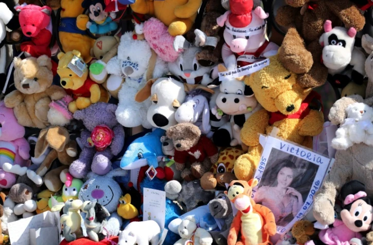 Une photo au milieu de peluches dans le  mémorial dédié aux victimes de l'attentat du 14 juillet, le 19 juillet 2016 à Nice