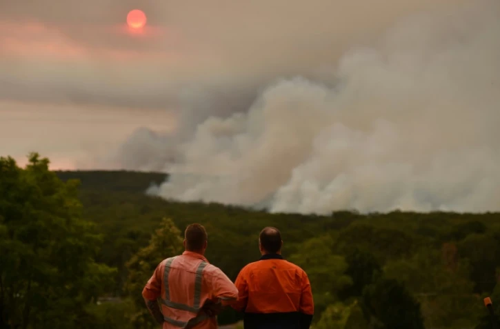 Des habitants constatent la progression des feux à Bargo (environ 150km au sud-ouest de Sydney), le 19 décember 2019