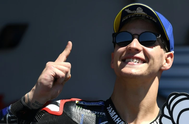 La joie du pilote français Fabio Quartararo, vainqueur, au guidon de sa Yamaha, du Grand Prix MotoGP du Portugal, le 18 avril 2021 sur le ciruit international d'Algarve à Portimao