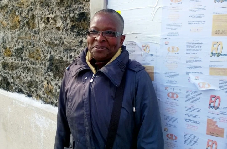 Gabrielle Adams, "dame pipi", pose à côté de tracts syndicaux collés sur un mur, le 23 septembre 2015 à Paris