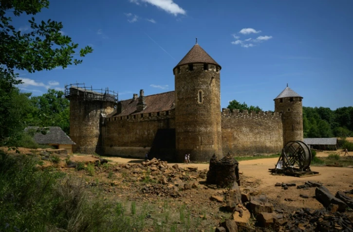 Le chantier de construction du château de Guédelon, un château médiéval construit uniquement selon les méthodes du XIIIe siècle, à Treigny, le 23 juin 2025 dans l'Yonne